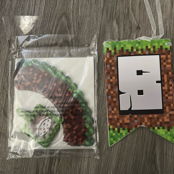 NEW| Minecraft Pixel Gaming Themed Birthday Party Decoration Lot - Picture 7 of 7
